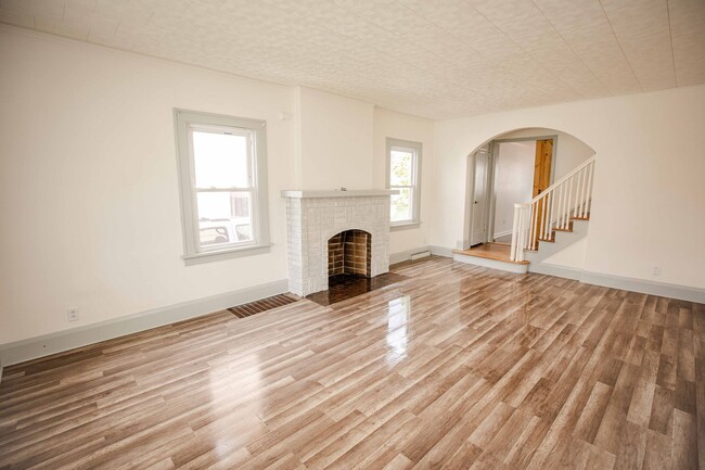 Foto del edificio - Very Spacious Four Bedroom Home For Rent!