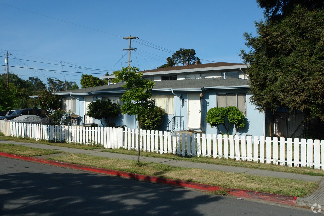 Building Photo - 900-902 Larkspur Dr