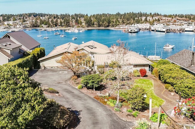 Foto del edificio - Furnished Bainbridge Island Waterfront Home with Incredible Views
