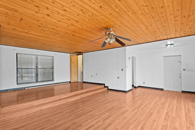 Building Photo - Spacious Studio 1 bath with Beautiful wood...