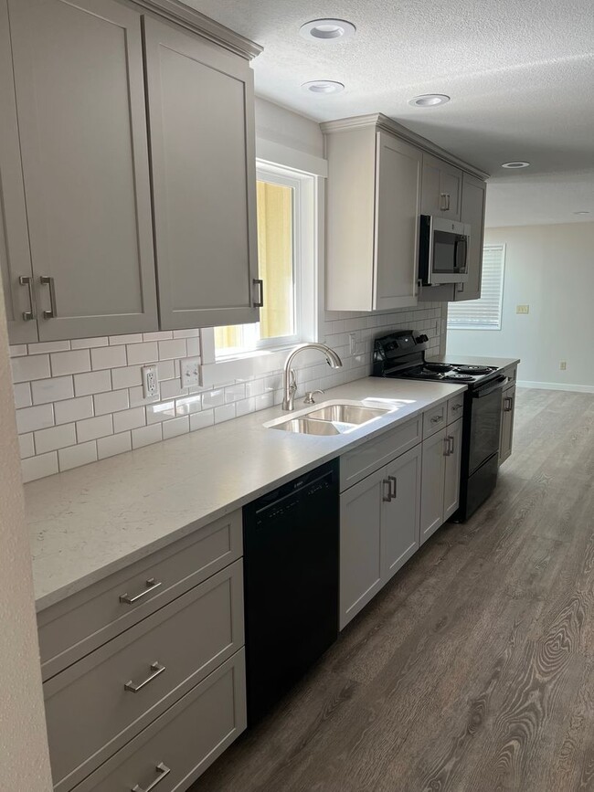 Building Photo - Newly Remodeled - Light & Bright  Home in ...