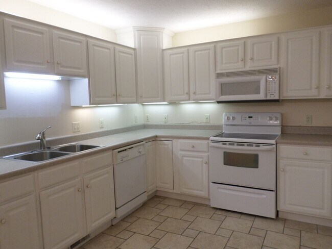 Foto del edificio - 4 bedroom 3 bath Townhouse