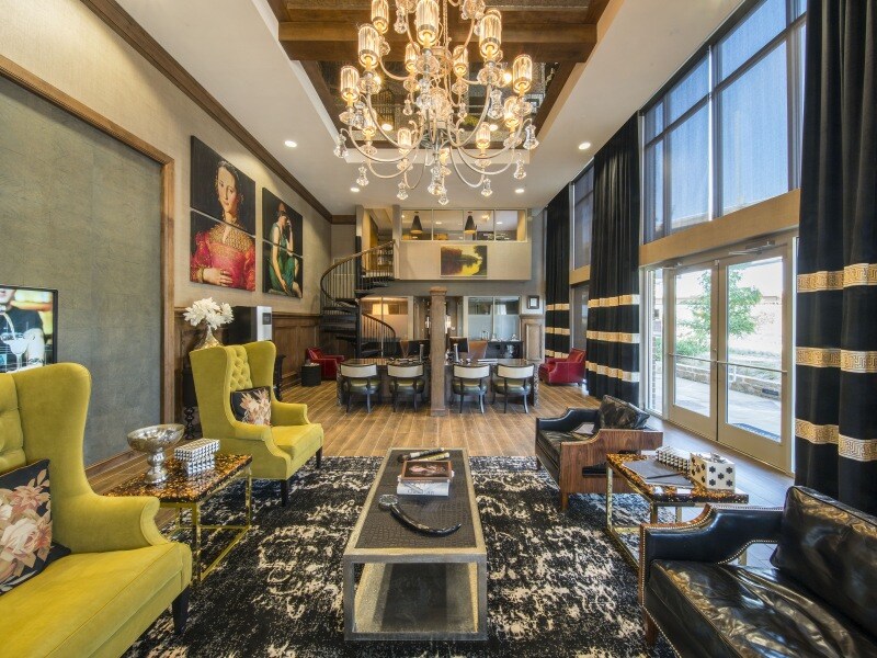 Foto principal - 3333 Harry Hines Blvd