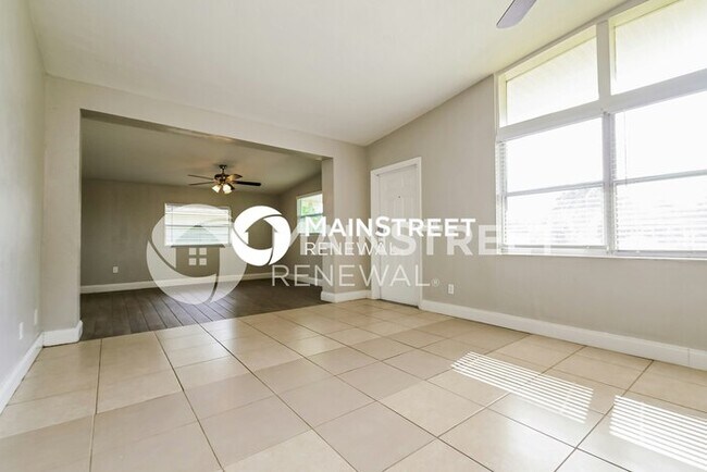 Building Photo - 3 Bedroom Pet-Friendly Home in Sarasota, FL with Main Street Renewal