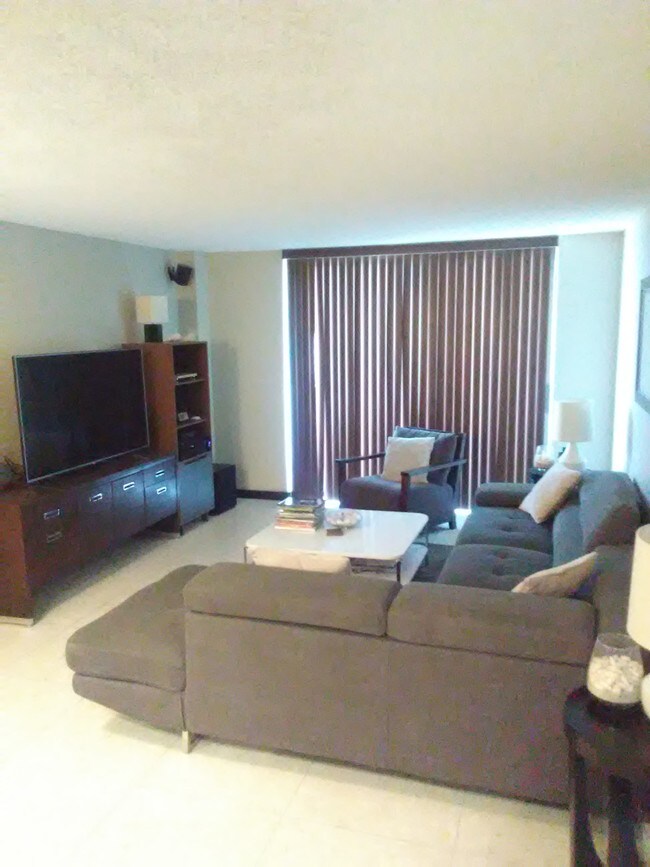 Foto del edificio - 2350 NE 135th St