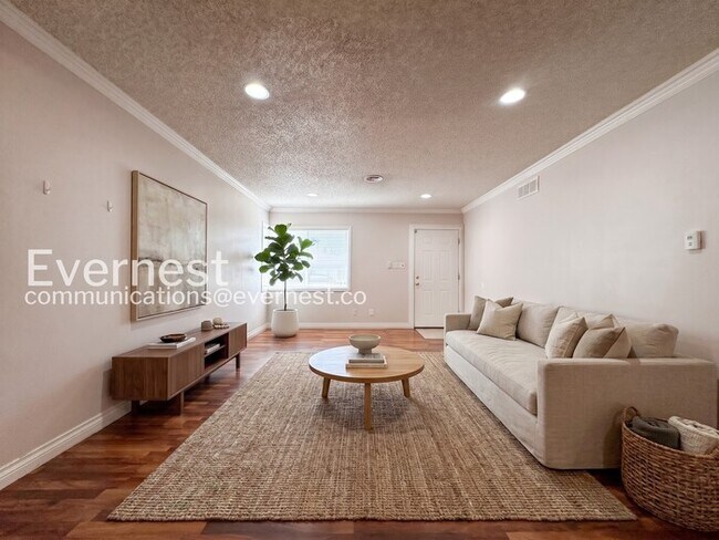 Foto del edificio - 3 Bed/2 Bath Home with Garage & Fenced Yard / Available Now!