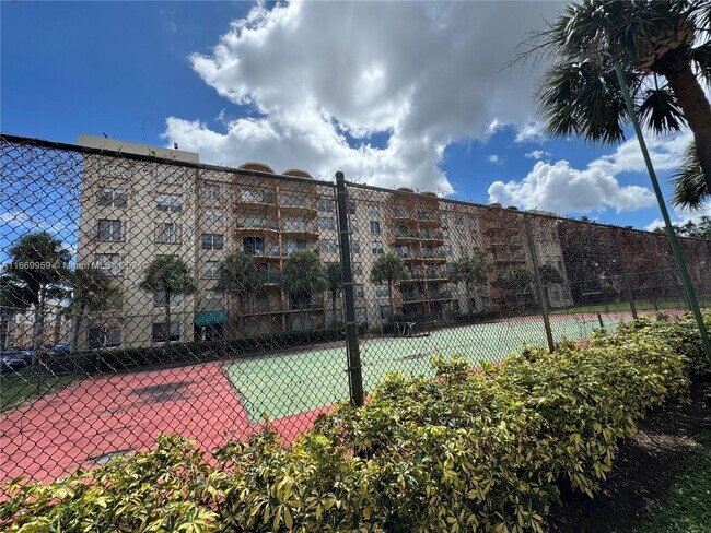 Building Photo - 9360 Fontainebleau Blvd