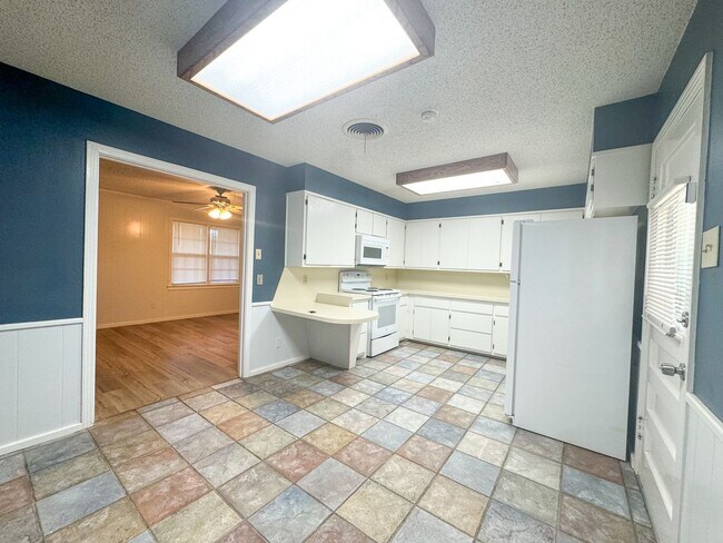 Foto del edificio - Charming 2/1/1 With Additional garage Storage