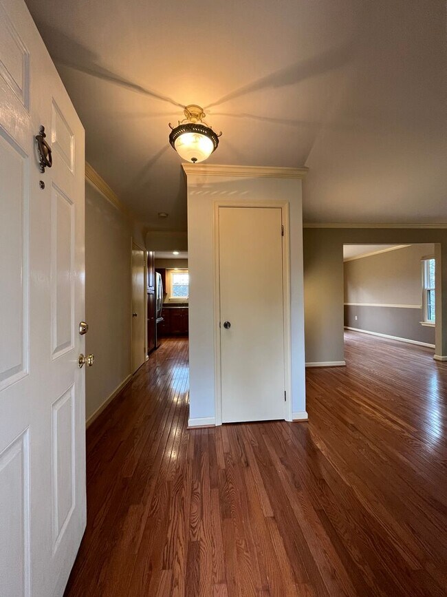 Building Photo - 3BR, 2.5BA end-unit townhouse in Sterling, VA