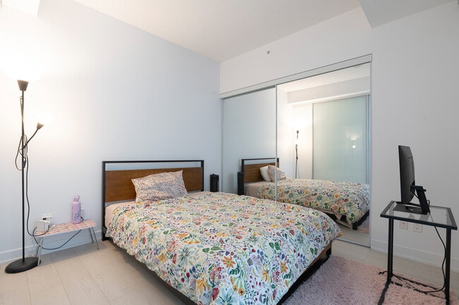 Building Photo - 20 Bruyeres Mews