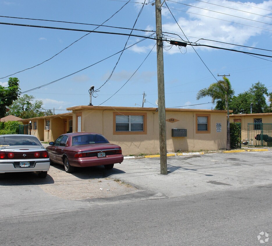 Primary Photo - 1311-1315 NW 7th St