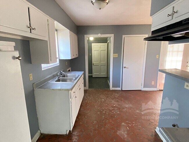Building Photo - 2463 Brewster Ave