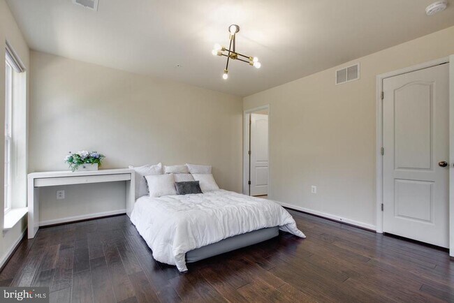 Building Photo - 7201 Thackley Way