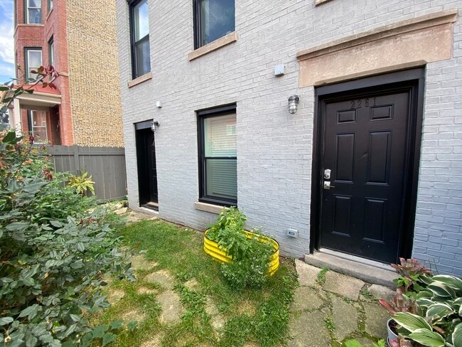 Foto del edificio - 2251 W Fullerton Ave