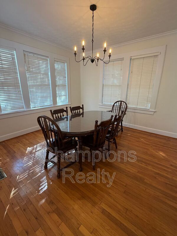 Building Photo - 1721 St Elmo Dr