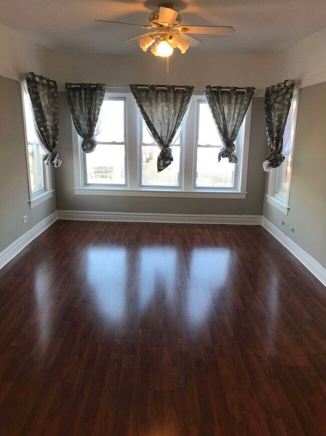 Foto del edificio - 1540 N Hamlin Ave