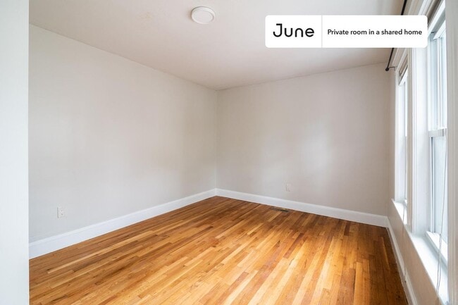 Building Photo - Room in Shared 4 bed/1 bath home