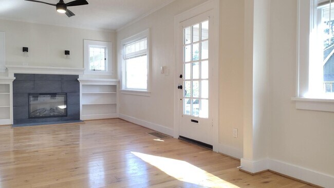Building Photo - Beautifully remodeled home in Grant Park