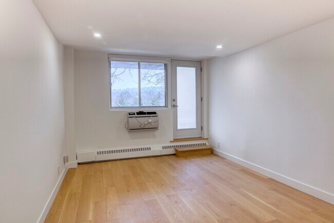 Building Photo - 4800 Maisonneuve Blvd W