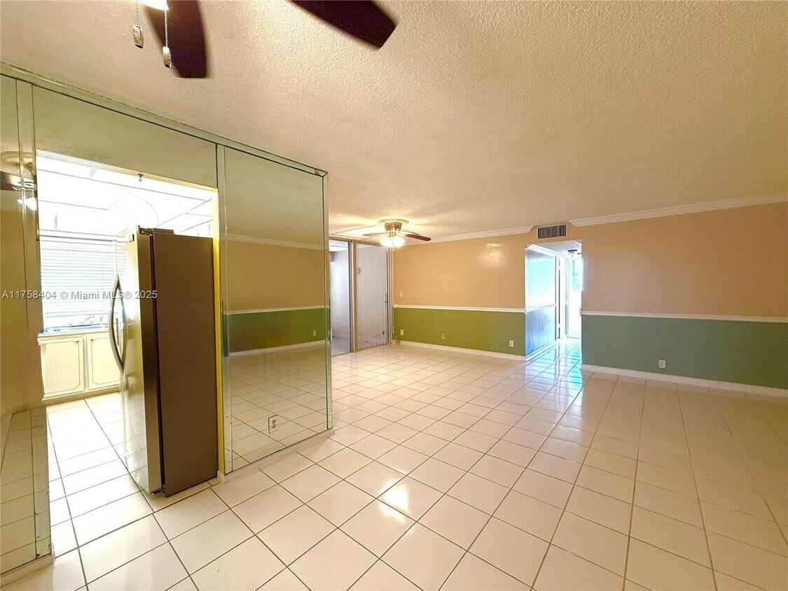 Foto principal - 920 NE 199th St