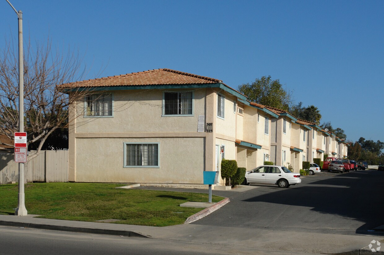 Primary Photo - La Familia Vista