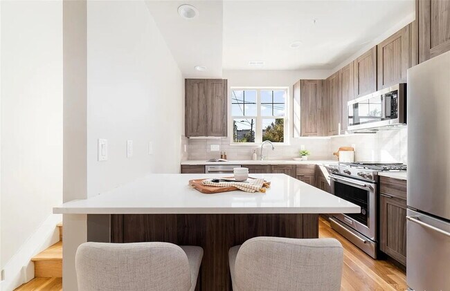 Foto del edificio - Amazing Jefferson Park 2 Bed / 4 bath Dupl...