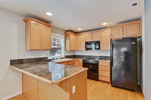 Building Photo - Stone Townhome  - 3 bedrooms