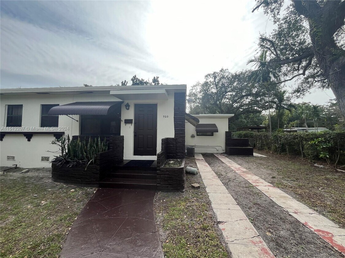 Primary Photo - 920 NE 130th St