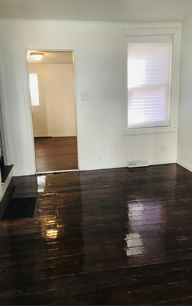 Building Photo - 3 Bedroom 1 Bath House, Yard-Oldtown East ...