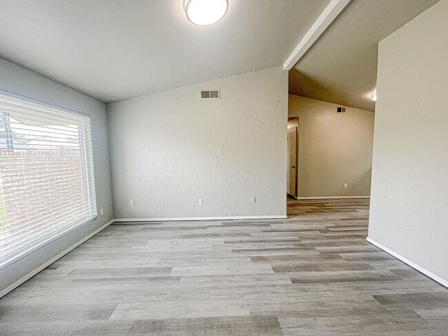 Foto del edificio - Updated 3/1 Home with Vaulted Ceilings & Large Fenced Backyard