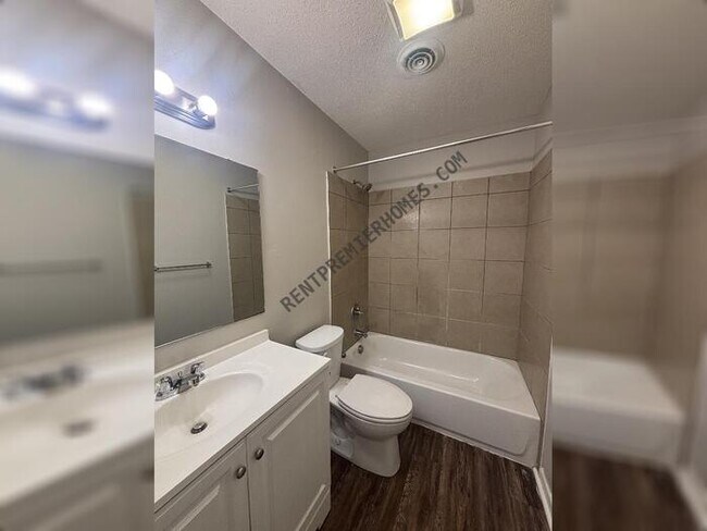 Building Photo - 1509 E Twin Lakes Dr