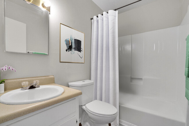 Baño - Briarcliff Apartment Homes