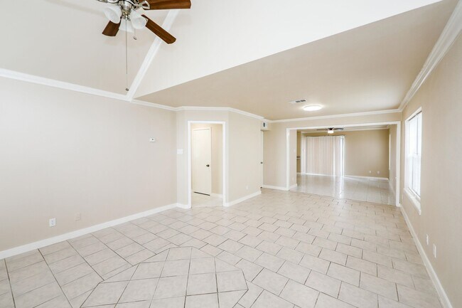Building Photo - 102 Prada Machin Dr
