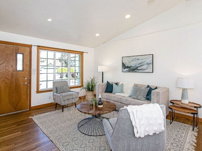 Foto del edificio - 1066 NE Madrona St