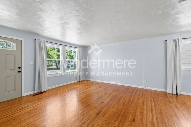 Building Photo - Welcome to this charming 3-bedroom, 1-bath...