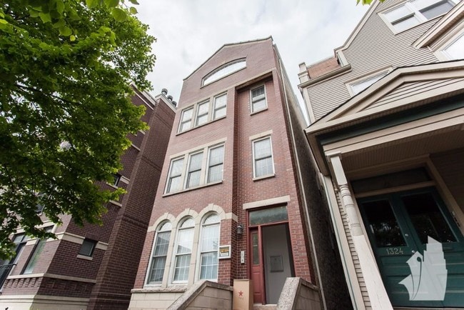 Foto del edificio - 1326 W Diversey Pkwy