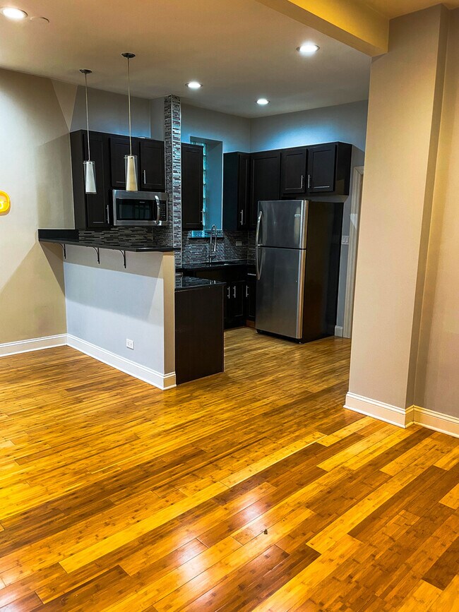 Foto del edificio - 2152 W Division St