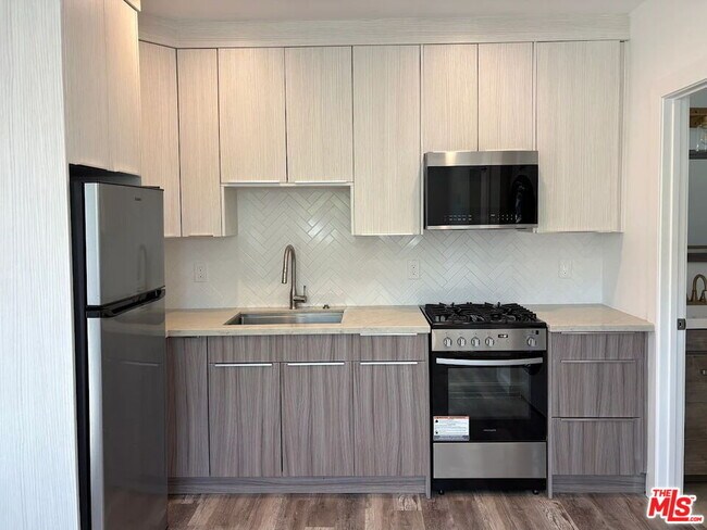 Foto del edificio - 8045 Darby Ave