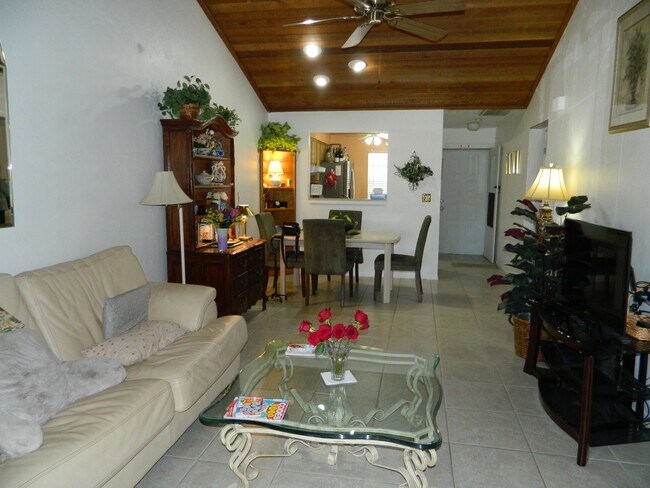 Foto del edificio - 9339 Lennex Ln