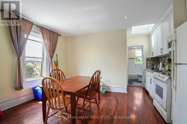 Photo du bâtiment - 702 Bathurst St