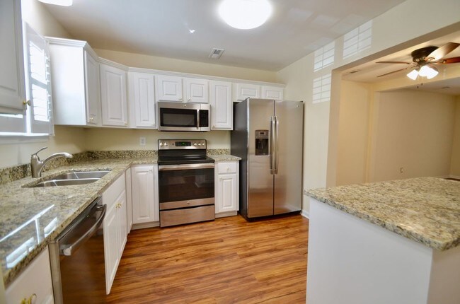 Foto del edificio - 715 Davenport Drive- Mount Pleasant