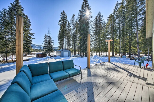 Building Photo - 9076 Lakeshore Dr