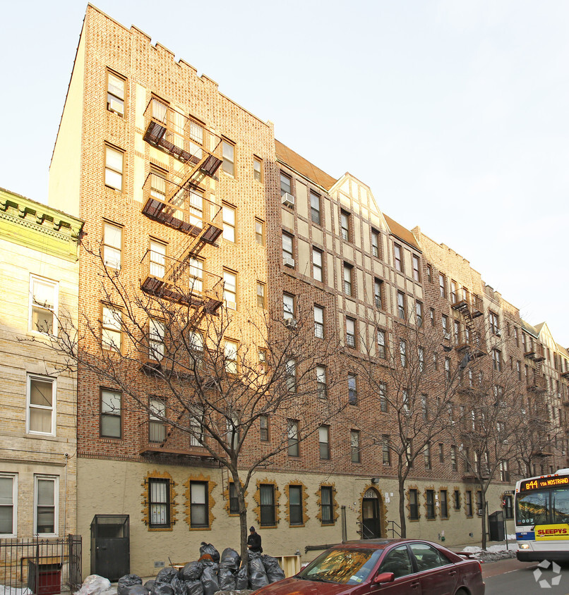 Foto principal - 2064 Nostrand Ave