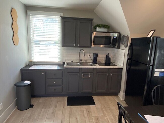 Foto del edificio - Charming 1-Bedroom Apartment Over Garage for Rent!