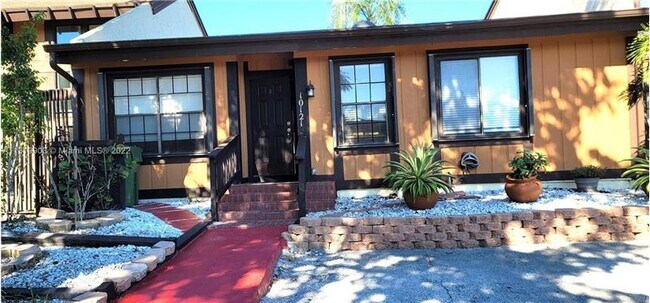 Foto del edificio - 10121 Woodbury Ct