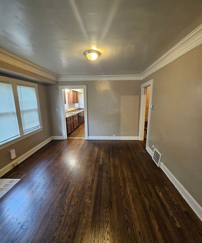 Building Photo - Charming 3-Bed Home with Fireplace & Hardw...