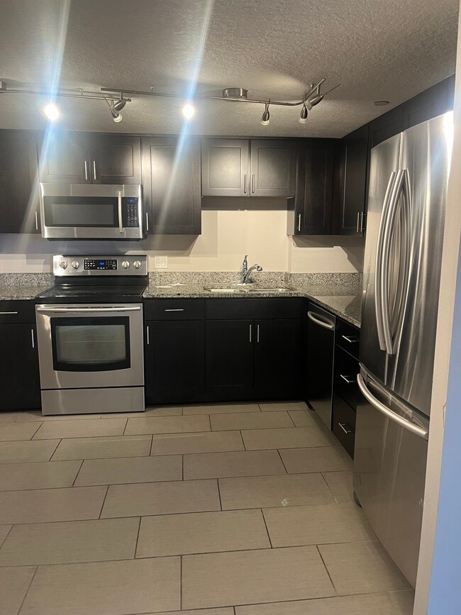 Kitchen - 400 E Colonial Dr