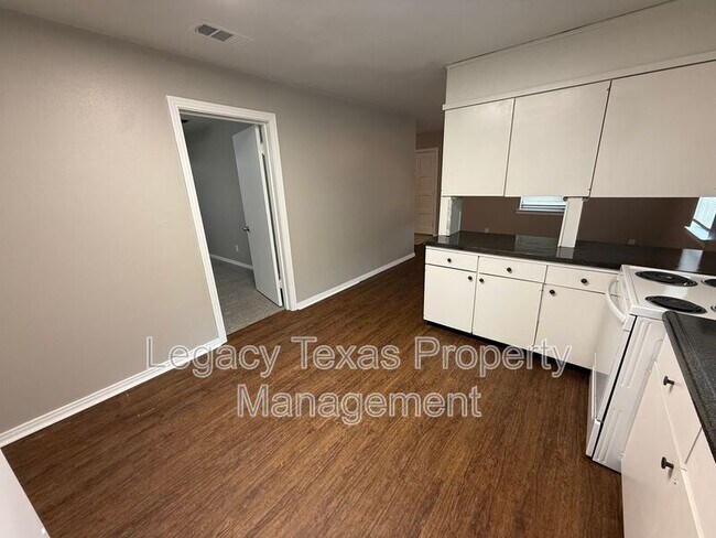 Building Photo - 101 Pine St