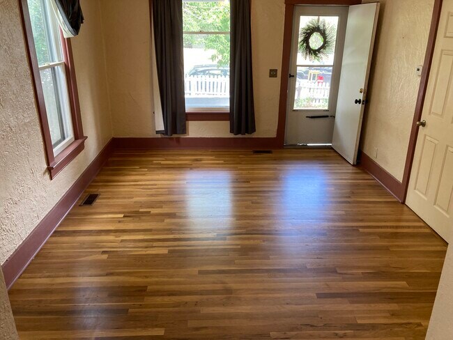 Sala de estar (vista desde el comedor) - 120 N Chestnut St