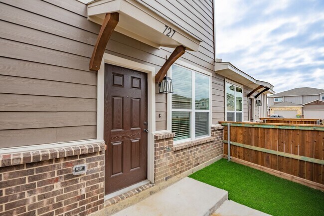 Foto del edificio - AVAILABLE NOW! GORGEOUS 2 BEDROOM FOUR PLE...
